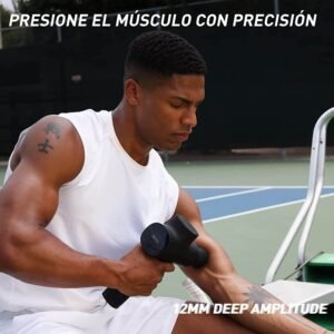 Jugador-de-tenis-utiliza-pistola-de-masaje-muscular-para-sus-biceps